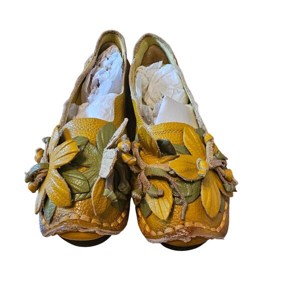 SOCOFY NWOT Yellow Mustard slip on Floral Flats Size 7 - Picture 2 of 3